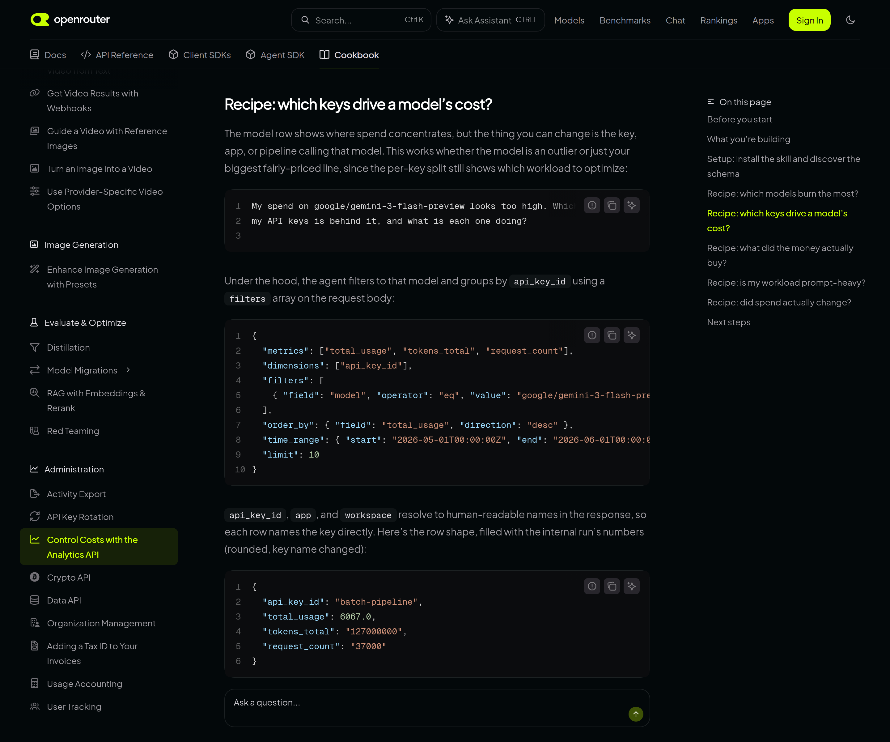 Documentación de OpenRouter que muestra una consulta de analítica agrupada por ID de clave de API para rastrear el coste de un modelo