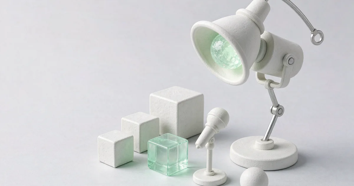 明亮的 3D 微缩场景:一盏奶白石膏迷你舞台聚光灯立在可调支架上,俯照着一支立式奶白石膏麦克风,灯罩内侧为低饱和薄荷绿半透明玻璃微微透光,底座前缘摆着两枚小白石膏方块和一枚薄荷绿玻璃方块像前排座椅,台面前缘有一枚小石膏圆球,背景为冷调浅灰白